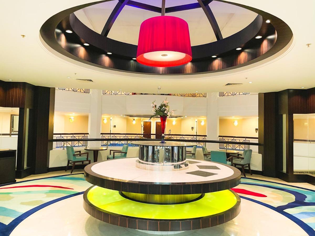 Hotel Mövenpick Grand Al Bustan Dubai Exterior foto The lounge at the airport