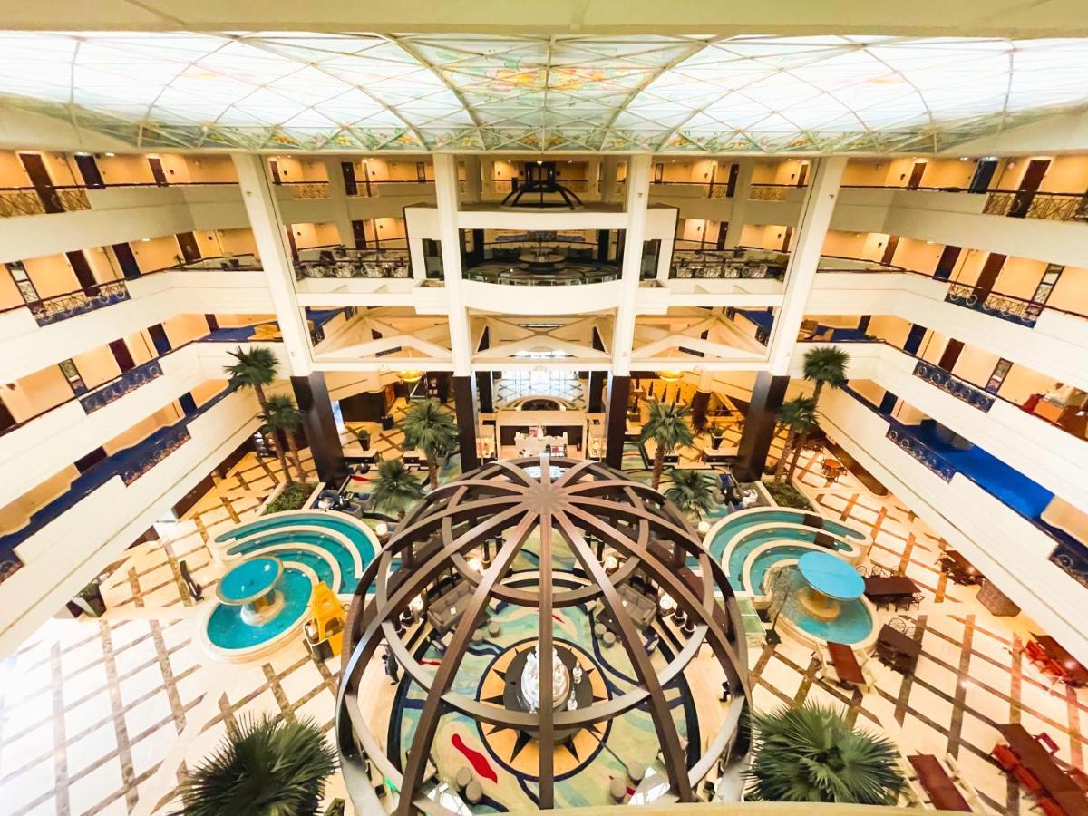 Hotel Mövenpick Grand Al Bustan Dubai Exterior foto The Atrium