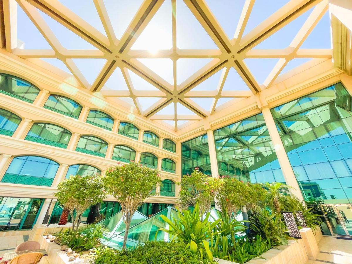 Hotel Mövenpick Grand Al Bustan Dubai Exterior foto The atrium of the hotel