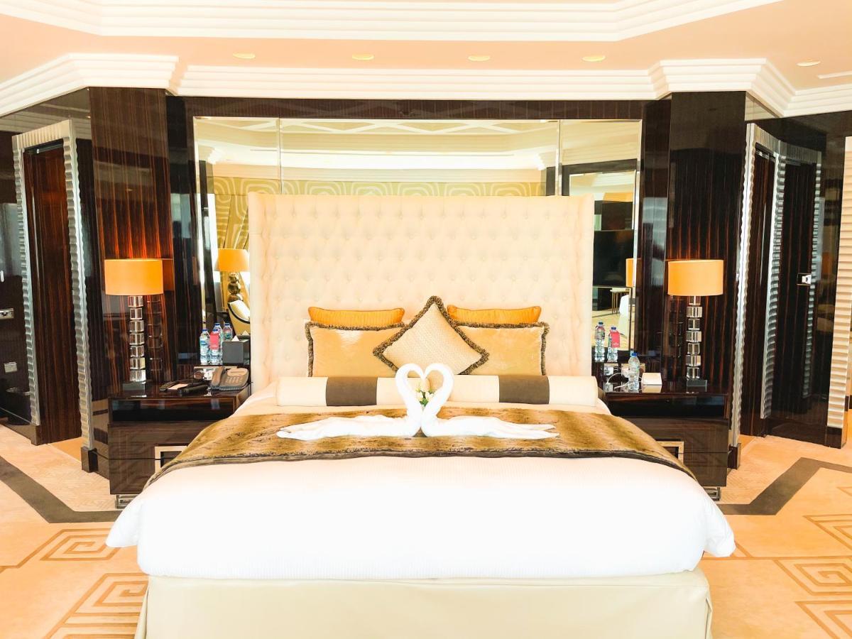 Hotel Mövenpick Grand Al Bustan Dubai Exterior foto A bedroom at the hotel