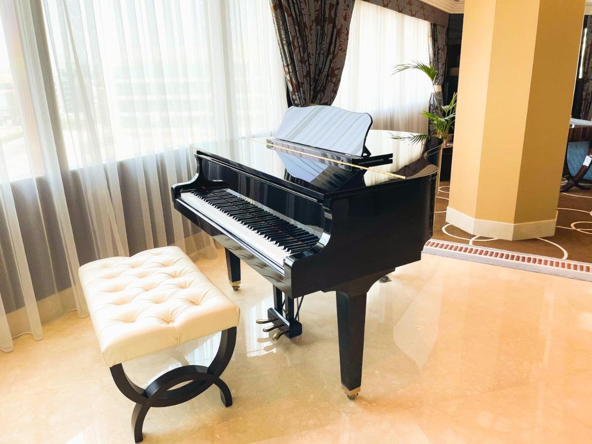 Hotel Mövenpick Grand Al Bustan Dubai Exterior foto A piano