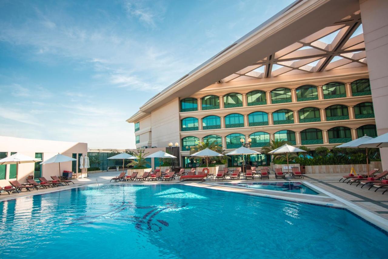Hotel Mövenpick Grand Al Bustan Dubai Exterior foto The swimming pool at the hotel
