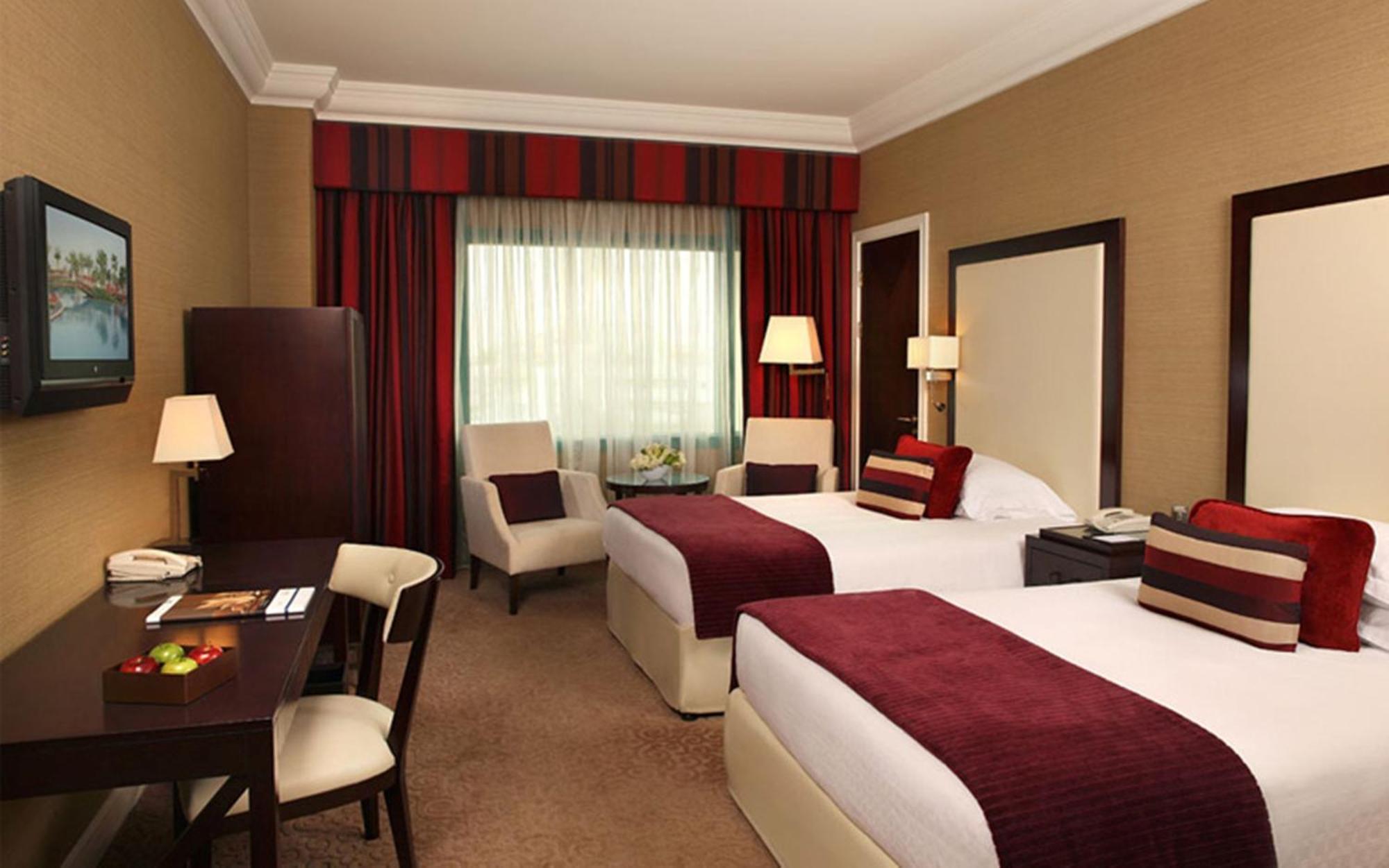 Hotel Mövenpick Grand Al Bustan Dubai Exterior foto A room at the hotel