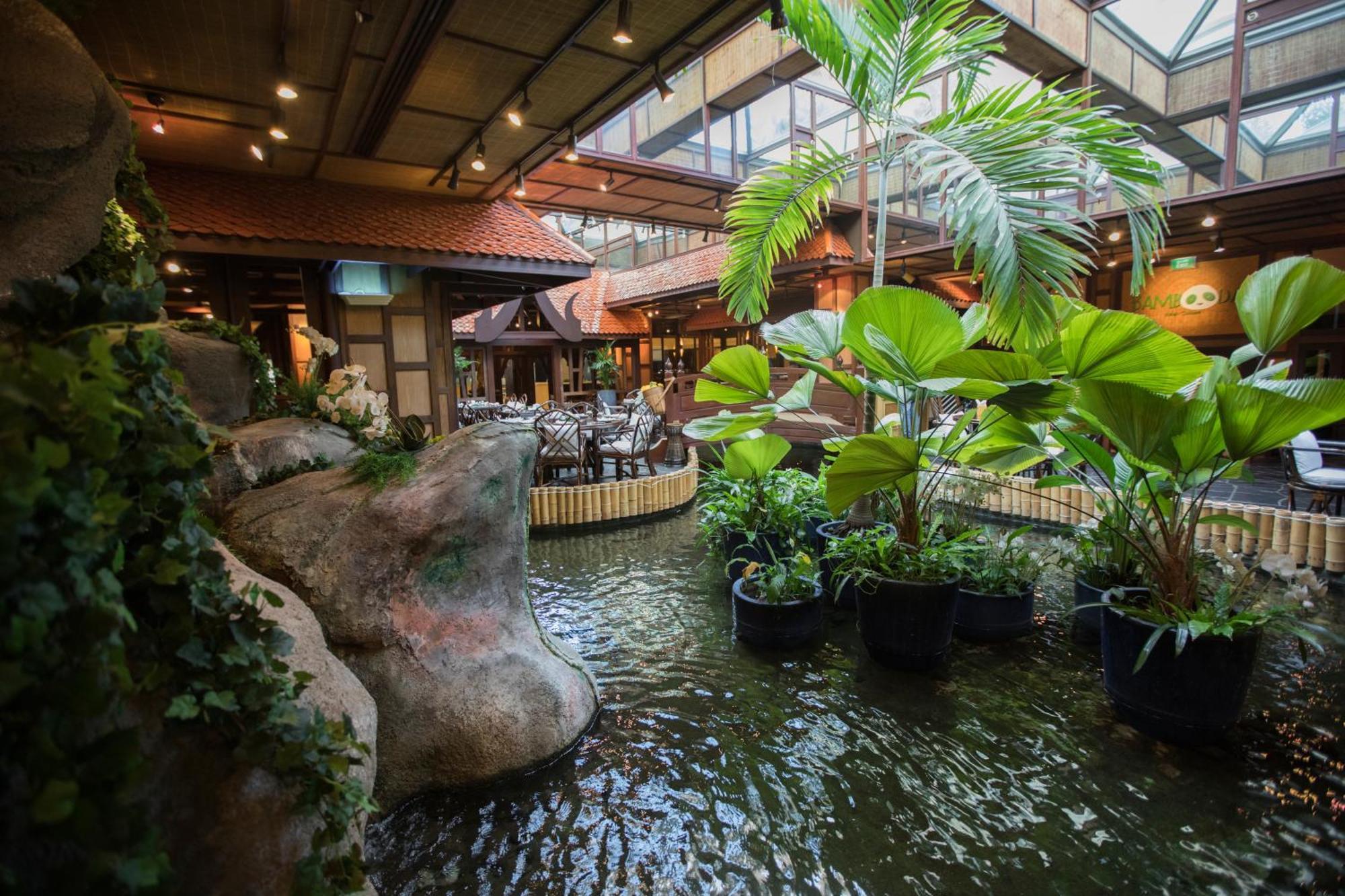 Hotel Mövenpick Grand Al Bustan Dubai Exterior foto The interior of the Riverwalk