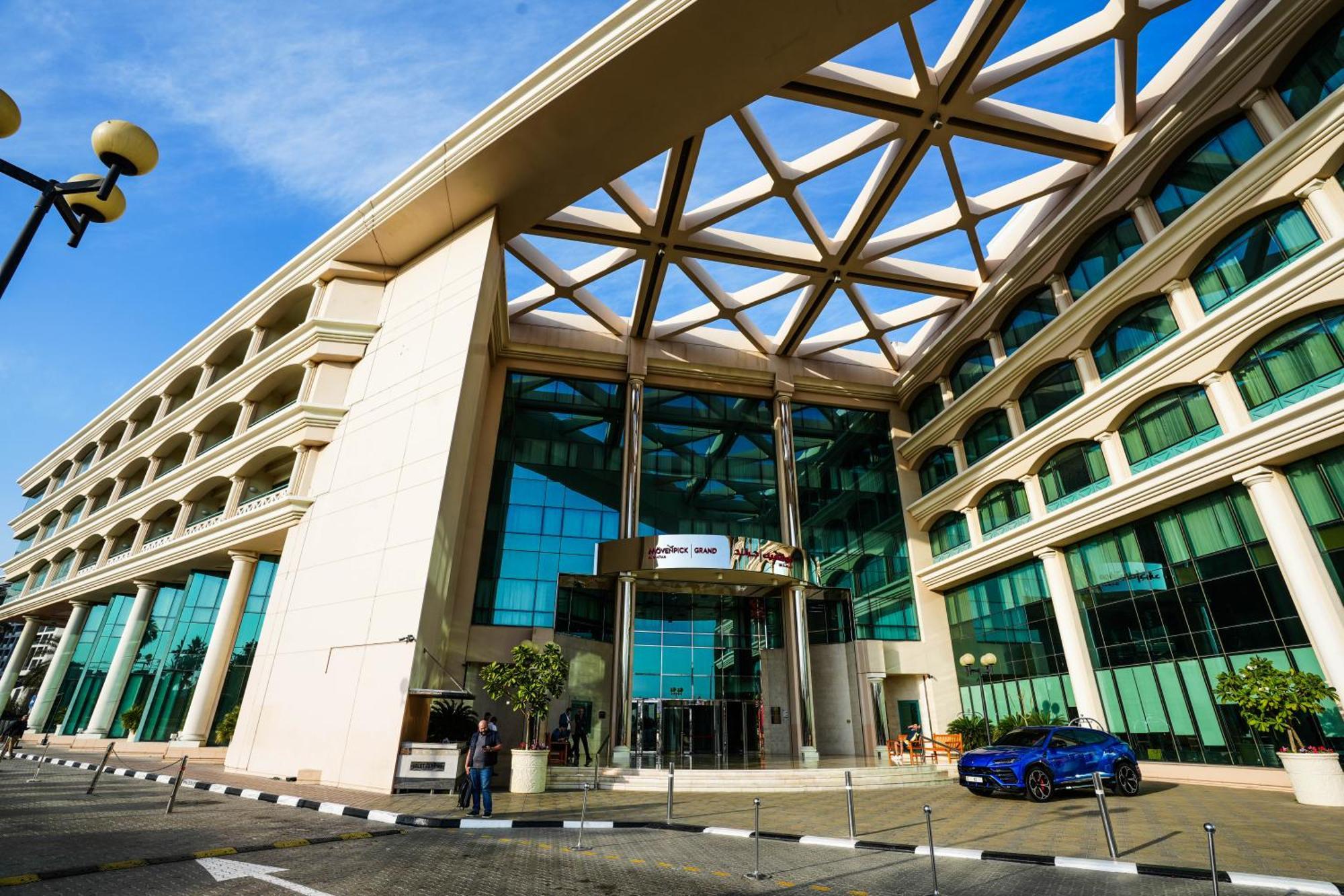 Hotel Mövenpick Grand Al Bustan Dubai Exterior foto Dubai Campus