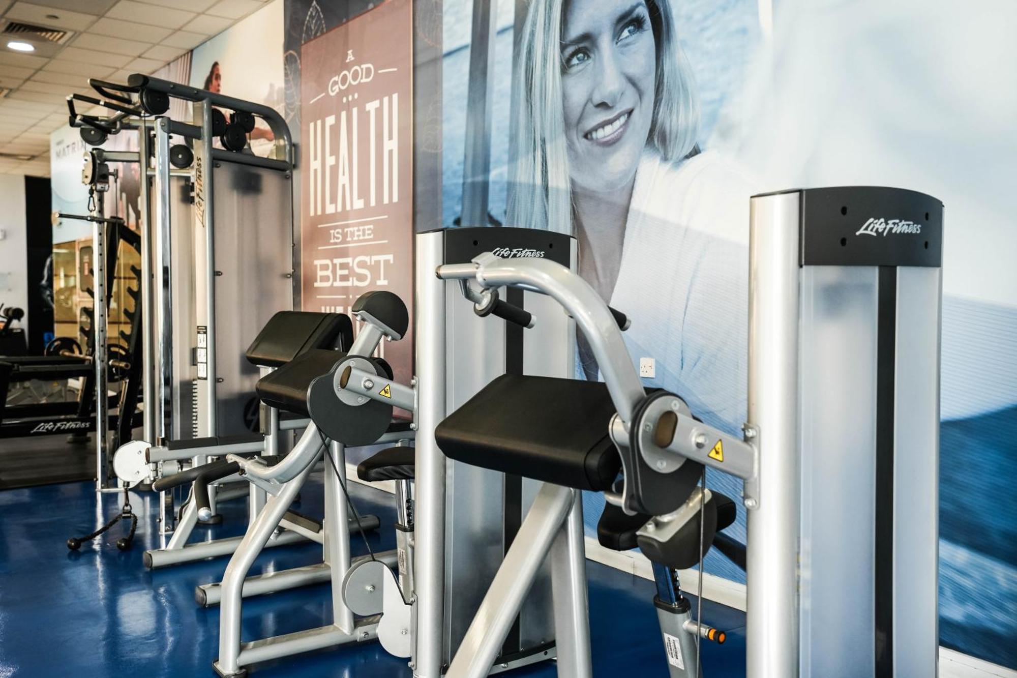 Hotel Mövenpick Grand Al Bustan Dubai Exterior foto The gym at the hotel