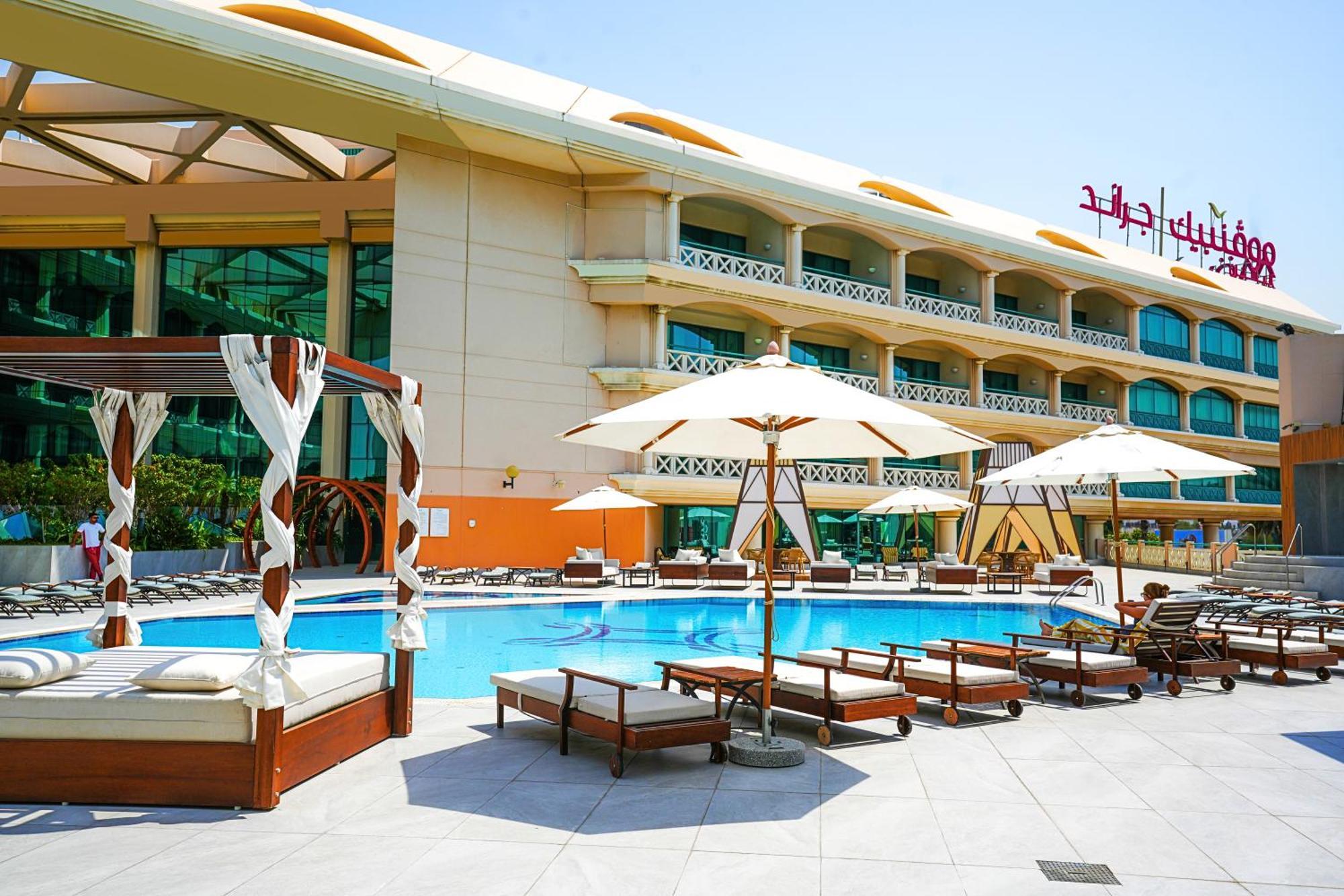 Hotel Mövenpick Grand Al Bustan Dubai Exterior foto The pool at the hotel