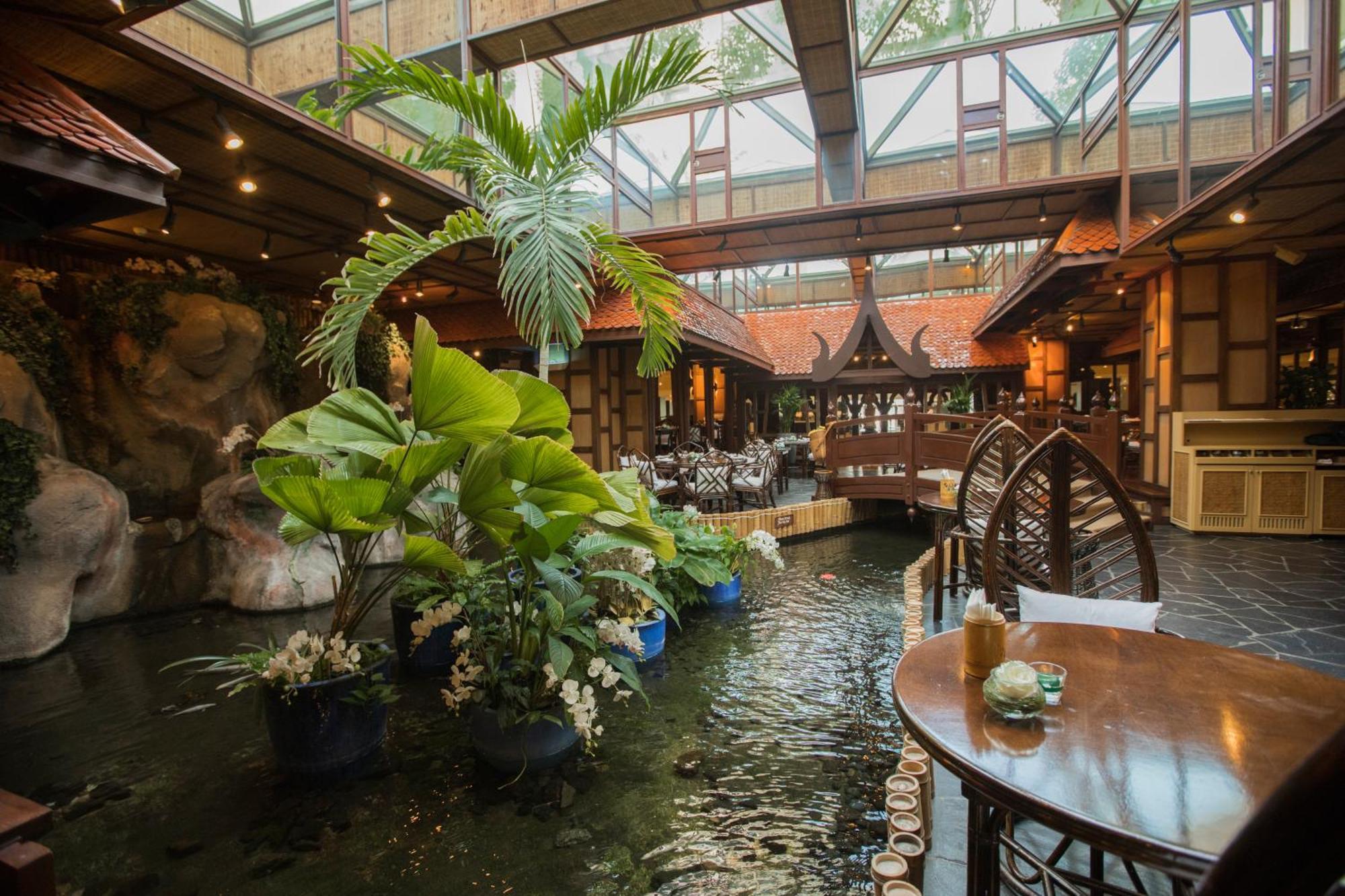 Hotel Mövenpick Grand Al Bustan Dubai Exterior foto The interior of the restaurant