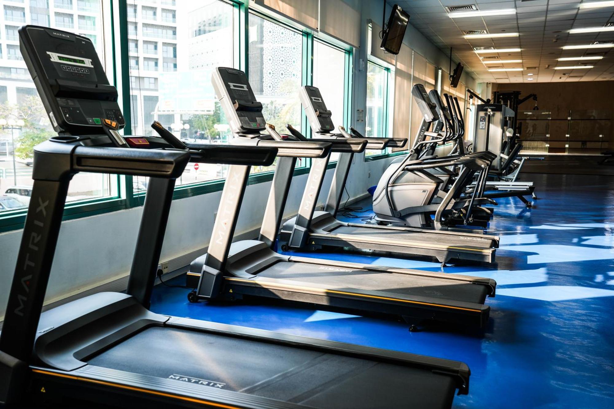Hotel Mövenpick Grand Al Bustan Dubai Exterior foto A row of treadmills