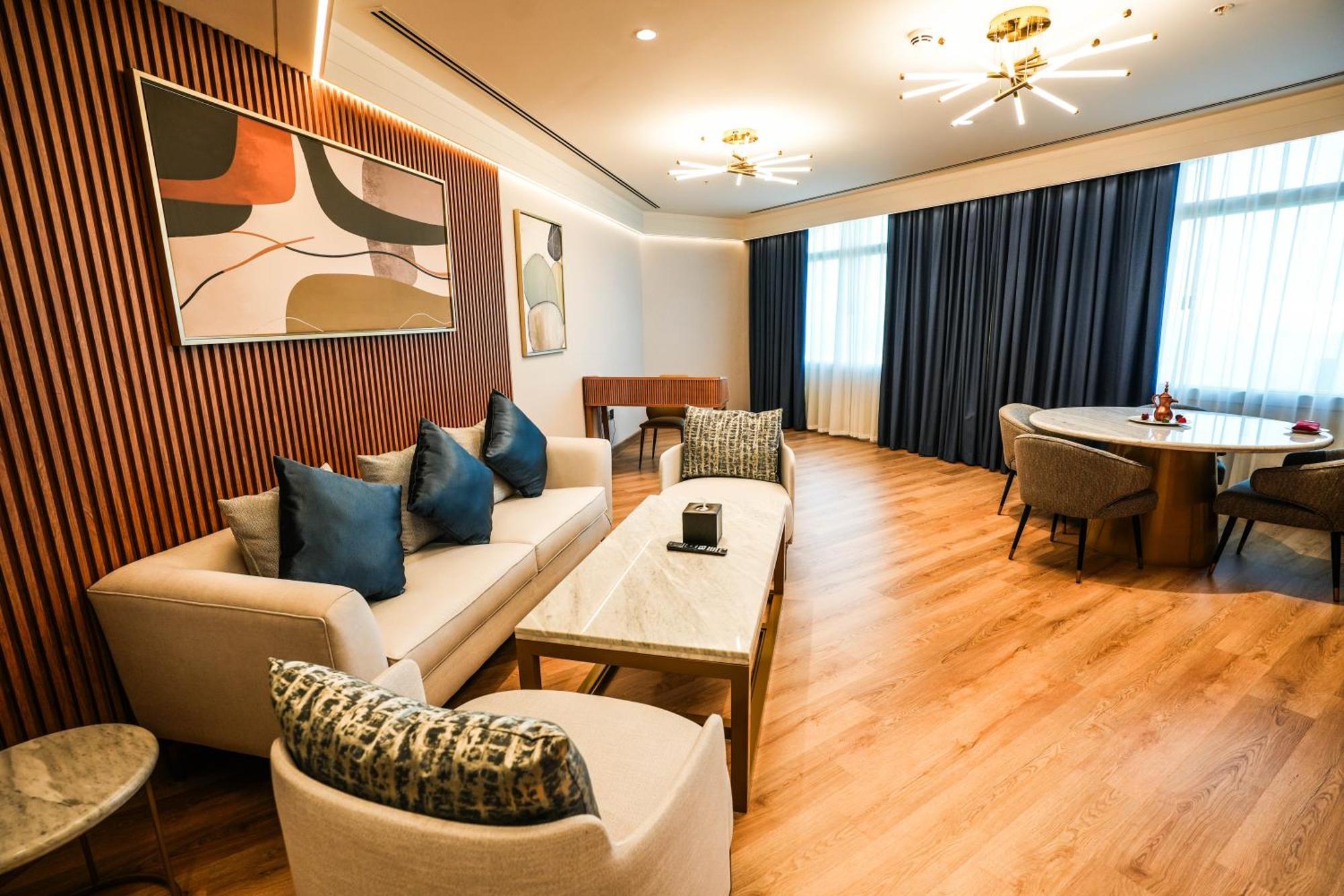Hotel Mövenpick Grand Al Bustan Dubai Exterior foto A suite at the hotel