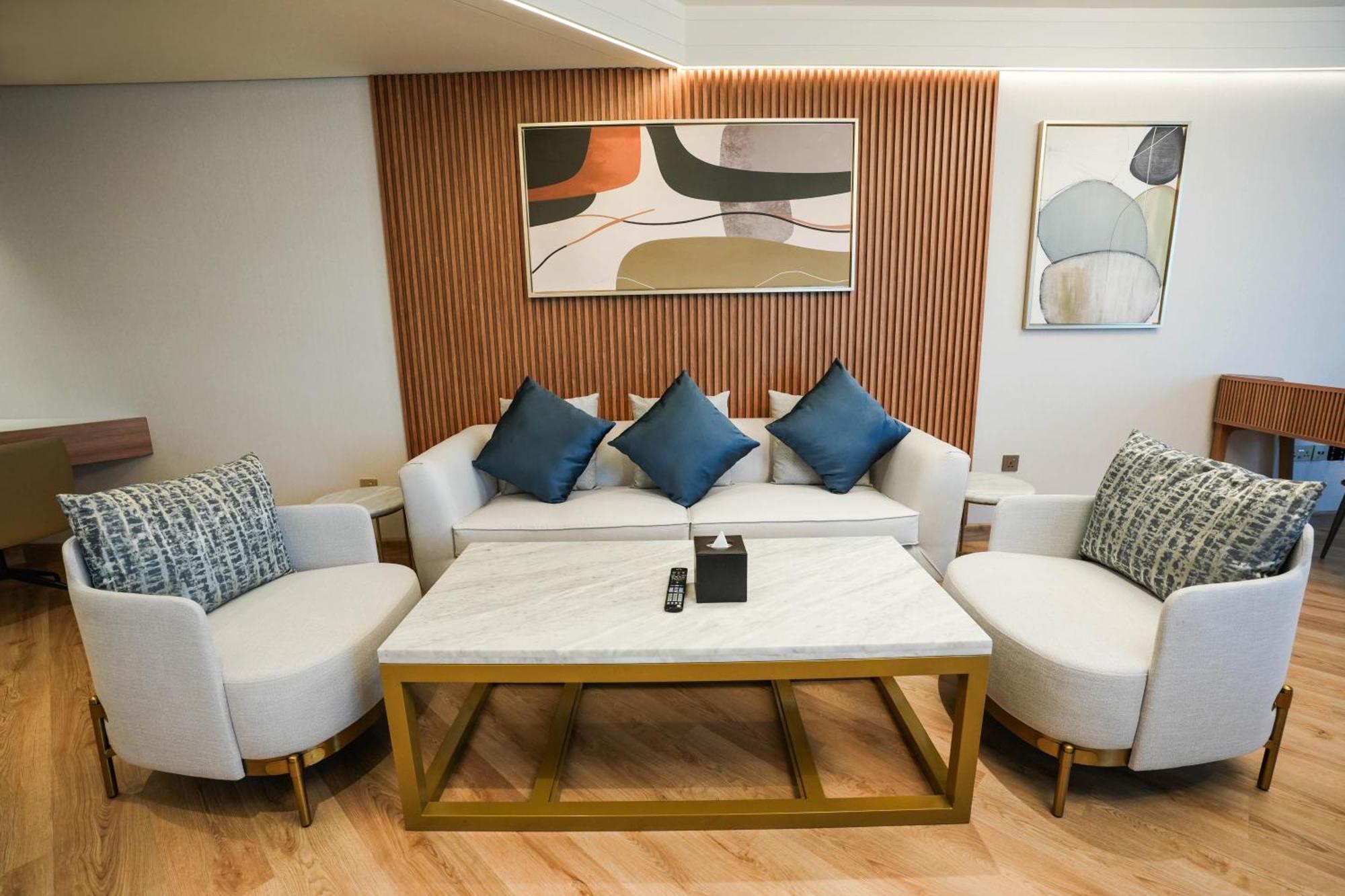 Hotel Mövenpick Grand Al Bustan Dubai Exterior foto A living room in a suite at the hotel