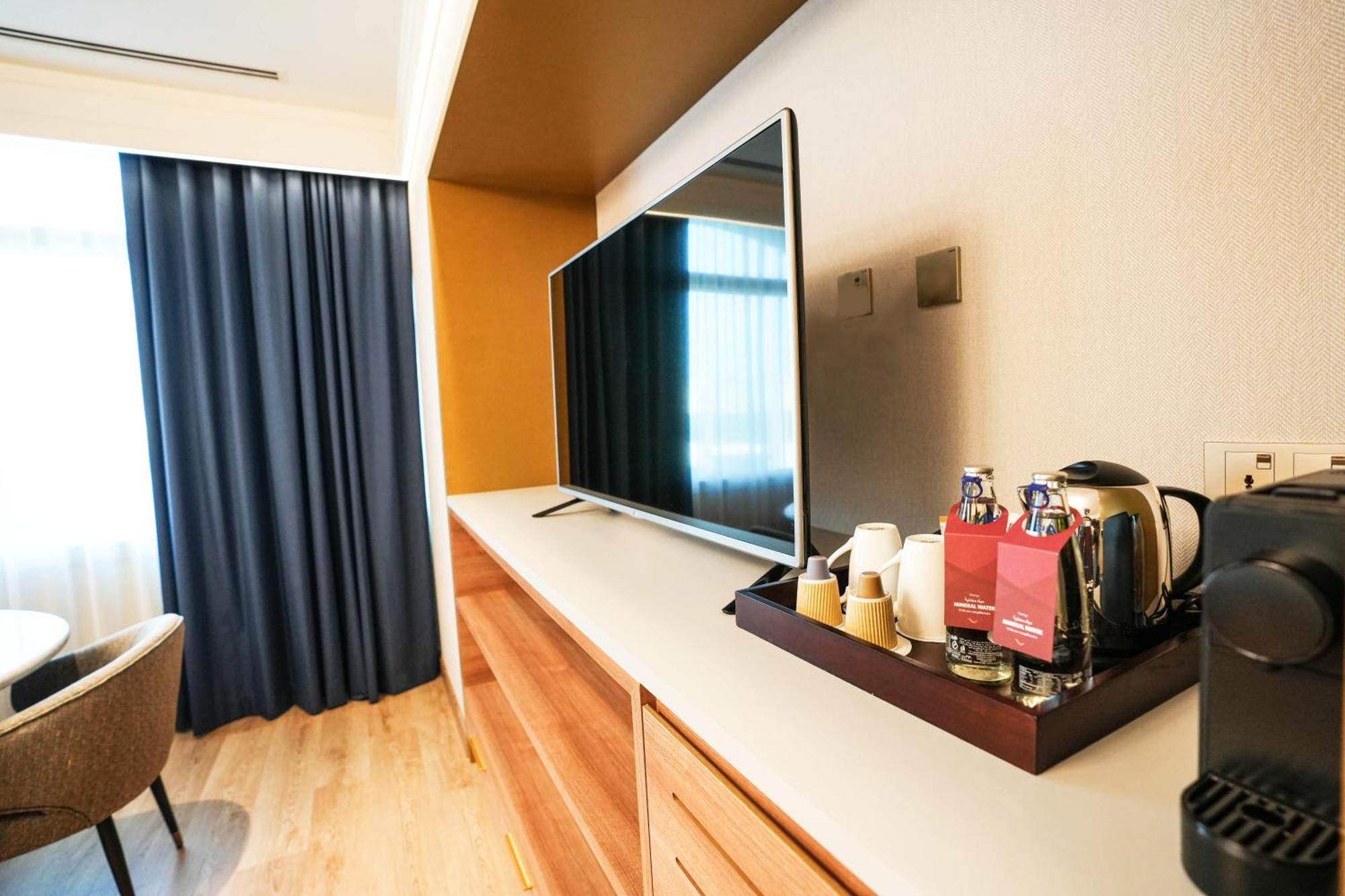 Hotel Mövenpick Grand Al Bustan Dubai Exterior foto A Nespresso machine in a hotel room
