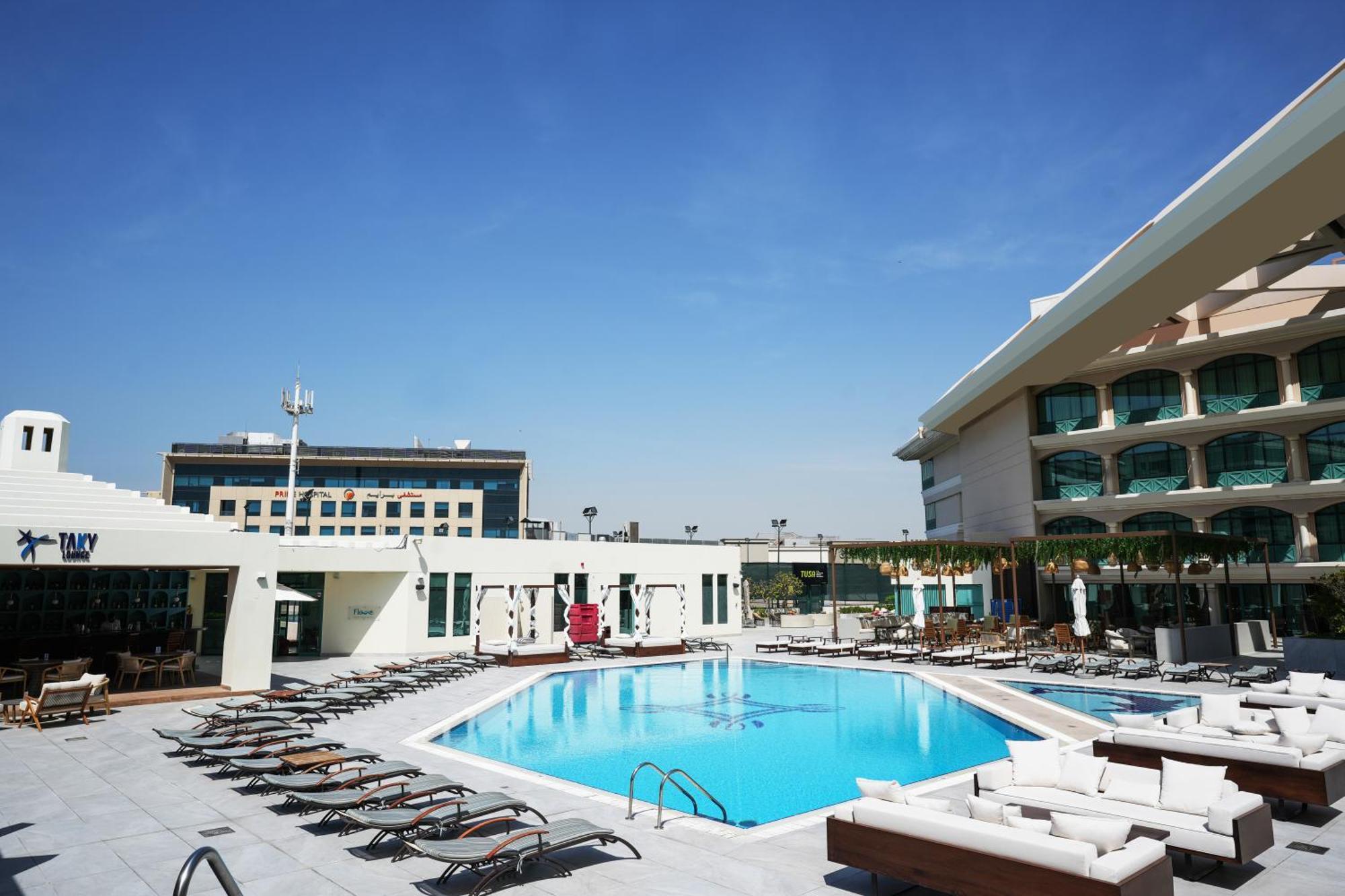 Hotel Mövenpick Grand Al Bustan Dubai Exterior foto The swimming pool at the hotel