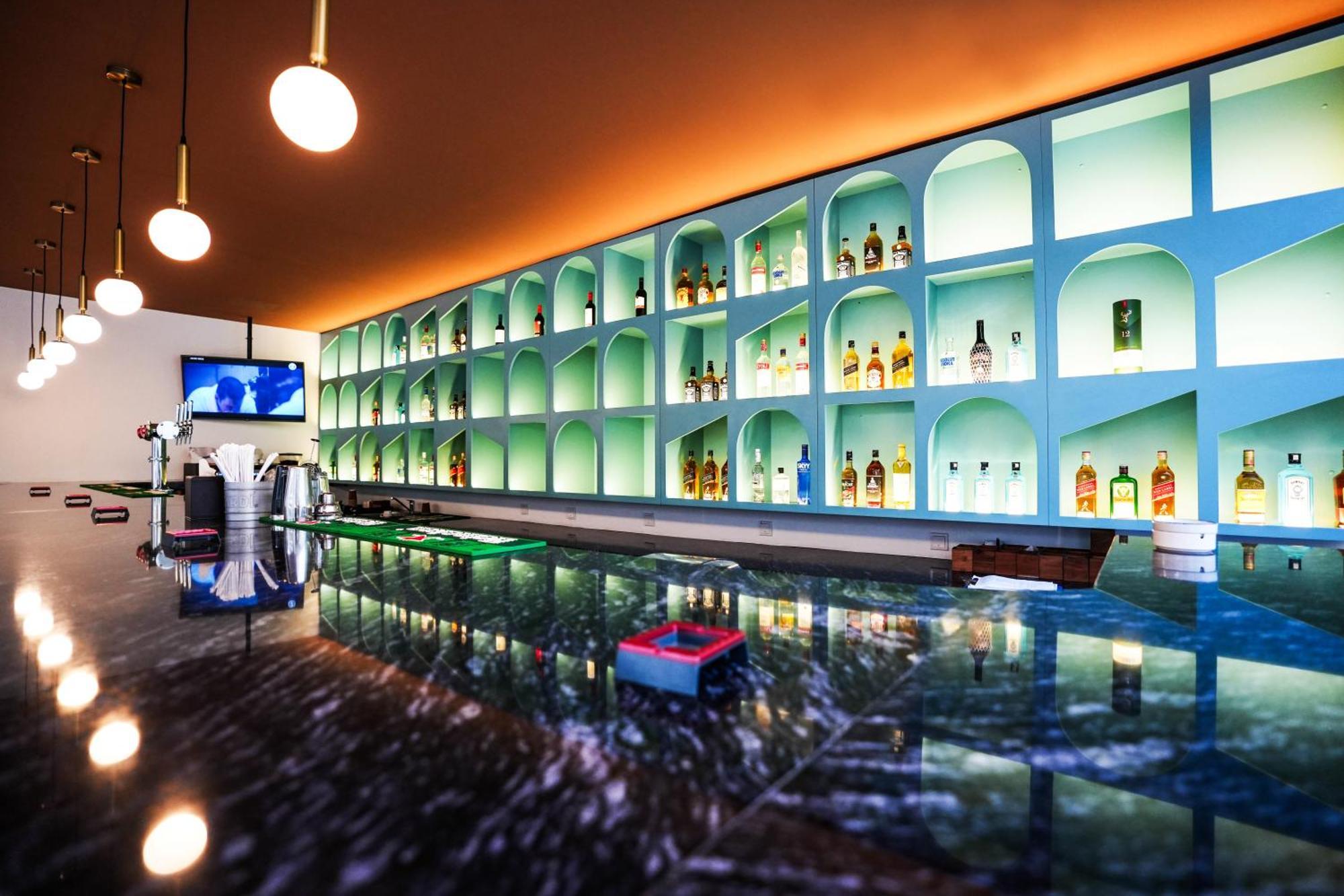 Hotel Mövenpick Grand Al Bustan Dubai Exterior foto The bar at the 101 bar